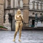 La statua Time Unfolding a Firenze