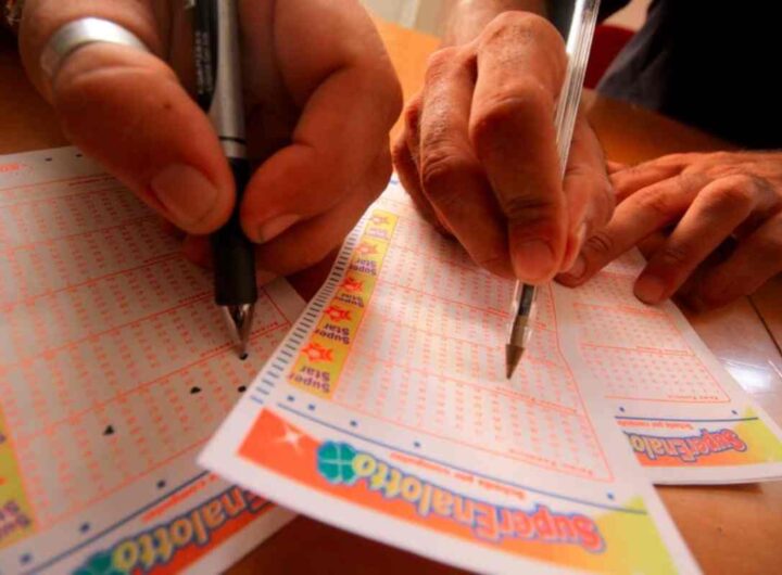 Persone giocano al superenalotto