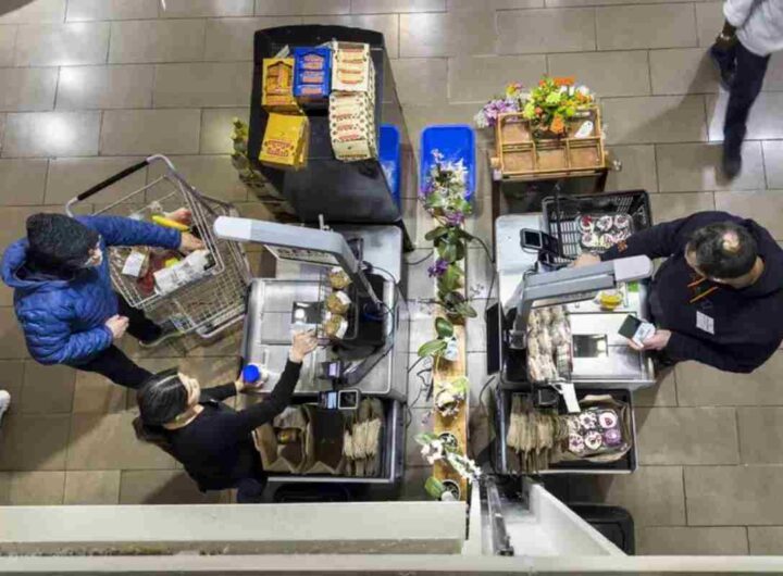 Le casse di un supermercato viste dall'alto