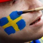 bandiera svedese dipinta sul volto