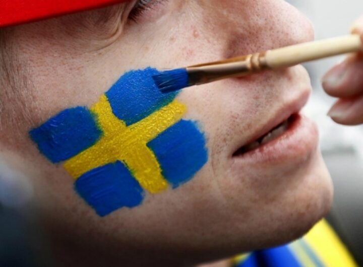 bandiera svedese dipinta sul volto