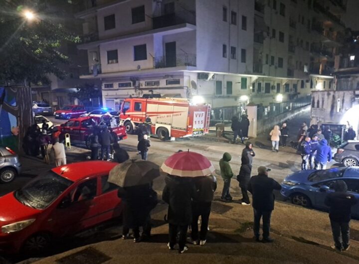 La gente in strada dopo il terremoto ai Campi Flegrei