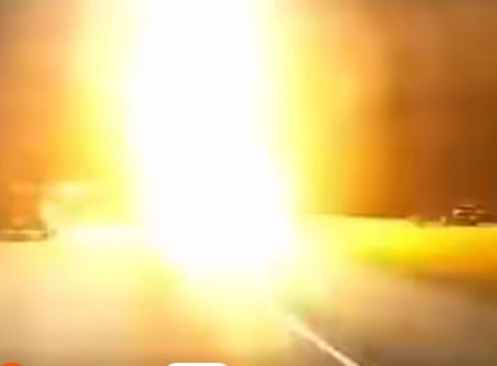 Il fulmine che sfiora un'auto ad Atlanta