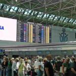 Persone in fila all'aeroporto