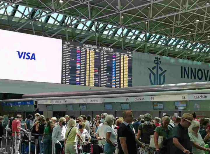 Persone in fila all'aeroporto