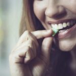 Una donna che addenta una gomma da masticare