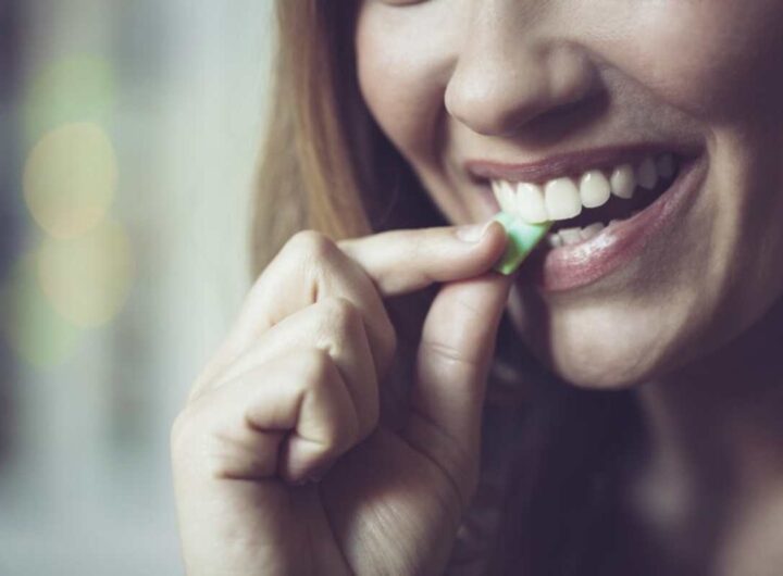 Una donna che addenta una gomma da masticare