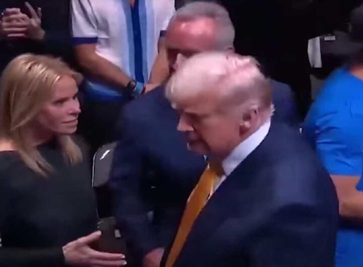 Trump ignora la stretta di mano della moglie di Kennedy Jr.