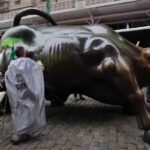Il Charging Bull di Wall Street imbrattato dagli ambientalisti