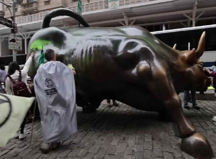 Il Charging Bull di Wall Street imbrattato dagli ambientalisti