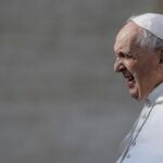 Papa Francesco di profilo