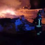 Barca a fuoco sul fiume Stella