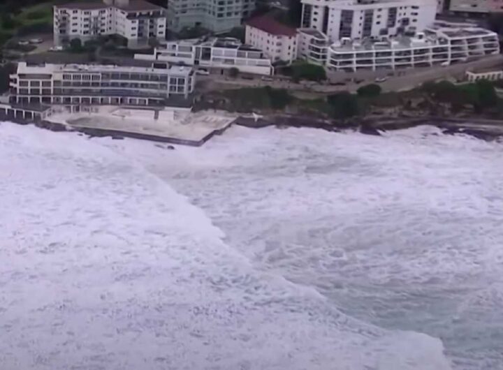 La mareggiata sulle spiagge di Sidney