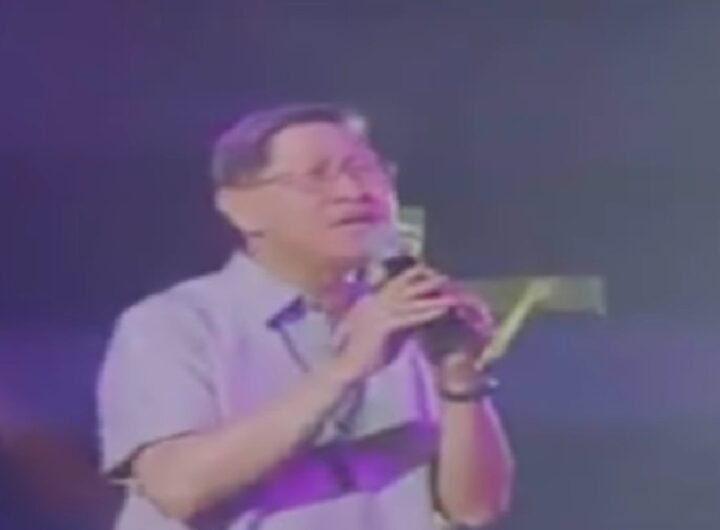 Il cardinale Luis Antonio Tagle che canta "Imagine"