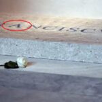 La lapide di Papa Francesco