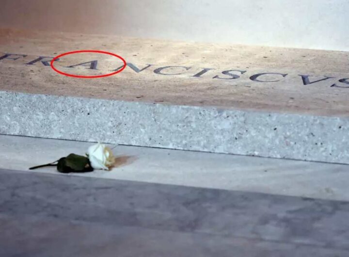 La lapide di Papa Francesco