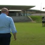 Politico colpisce accidentalmente un cameraman con un pallone