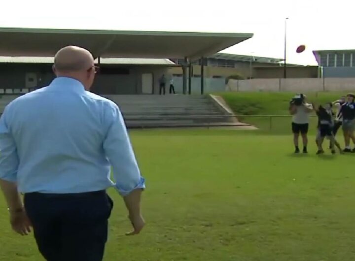 Politico colpisce accidentalmente un cameraman con un pallone