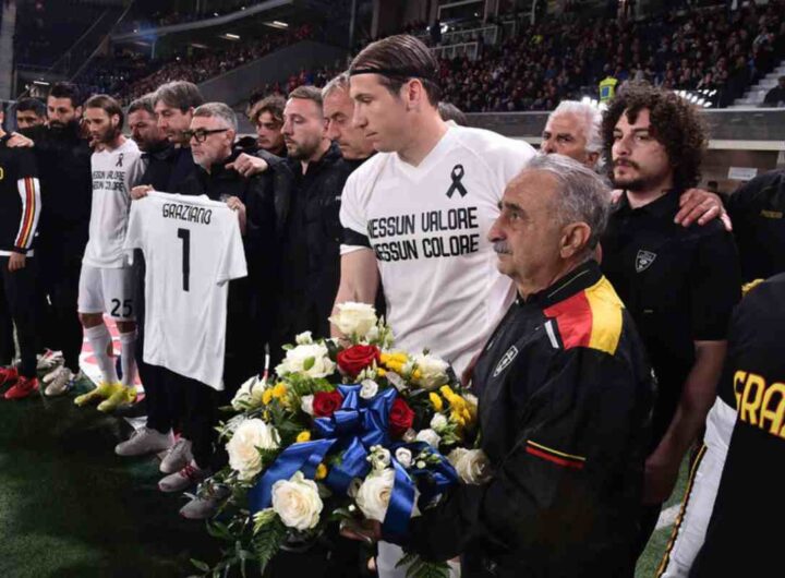 Il Lecce con una maglia bianca di protesta