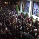 La protesta degli studenti a Belgrado davanti alla tv di Stato