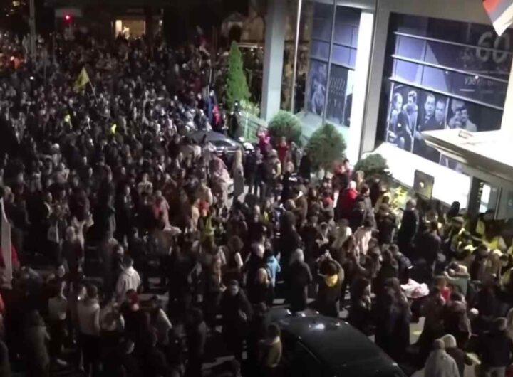 La protesta degli studenti a Belgrado davanti alla tv di Stato