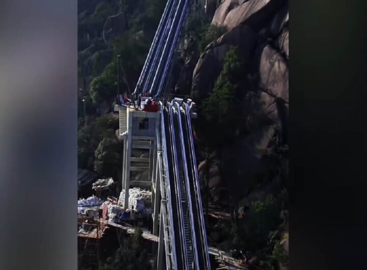 Scale mobili su una montagna in Cina
