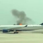 Il motore di un aereo va a fuoco