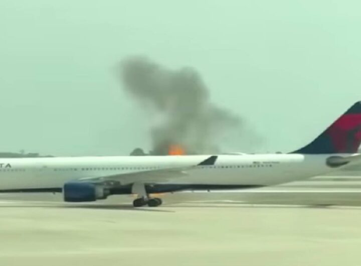 Il motore di un aereo va a fuoco