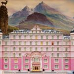 La locandina del film Grand Budapest Hotel, di Wes Anderson