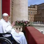 Papa Francesco a sorpresa si è affacciato dalla Loggia ha salutato i fedeli ed ha impartito la benedizione, allineato con Putin