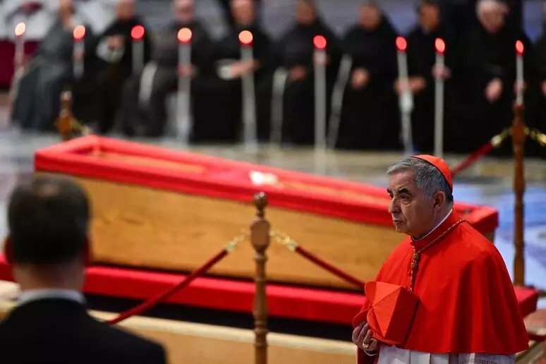 Complottisti , occhio al Conclave: come la mettiamo con l’incognita Becciu?
