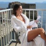 Diletta Leotta in accappatoio a Napoli