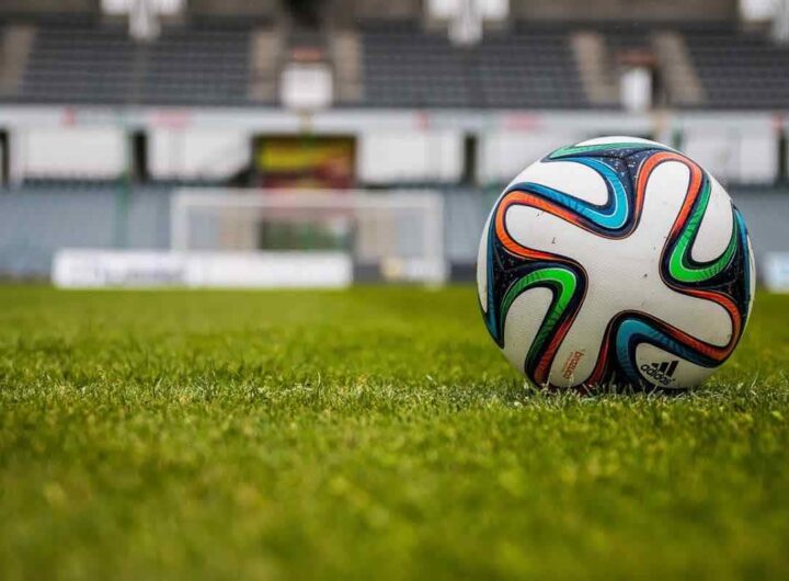 Sport, Weekend a pieno regime con Formula 1, tennis a New York, Mondiali di volley, serie A e basket agli Europei, nella foto Pallone su un campo di calcio