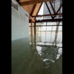 Il ristorante riempito d'acqua contro le inondazioni