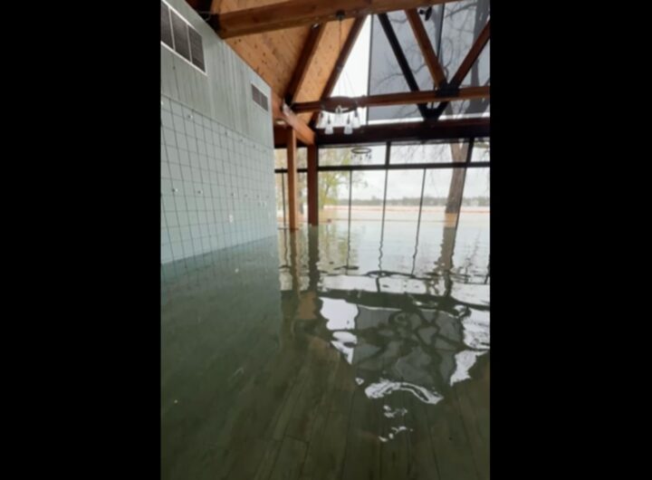 Il ristorante riempito d'acqua contro le inondazioni