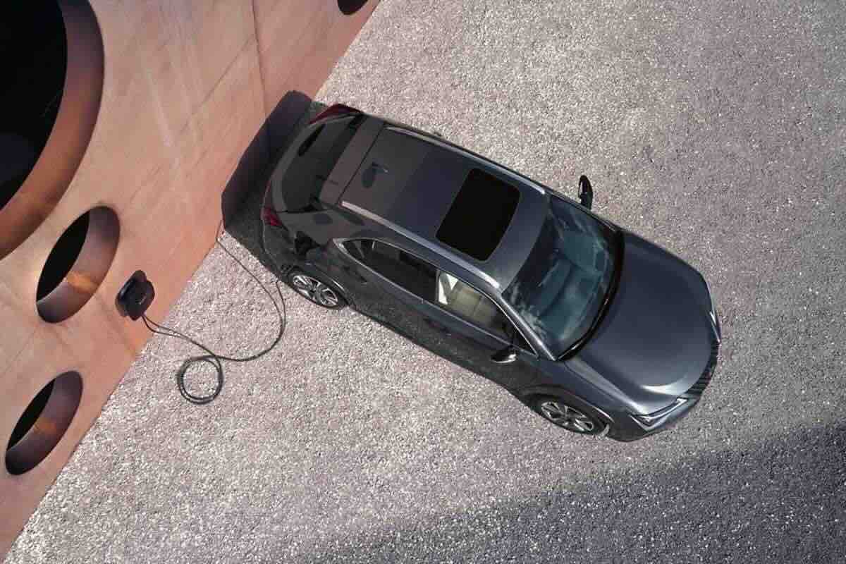Ricarica suv elettrico