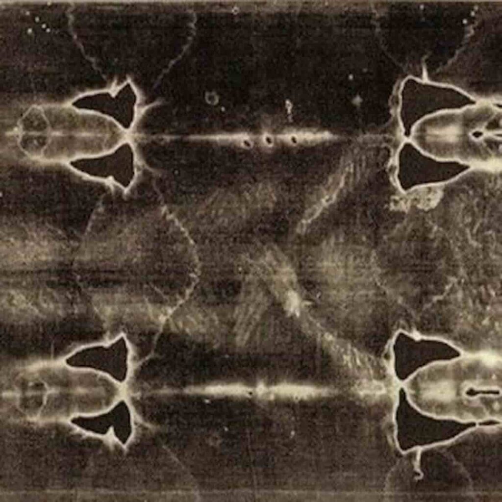 La Sindone è autentica? Fu rubata dai crociati francesi, la tovaglia sull’altare lo conferma, nuovi studi