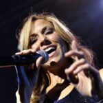 Sheryl Crow canta durante un concerto