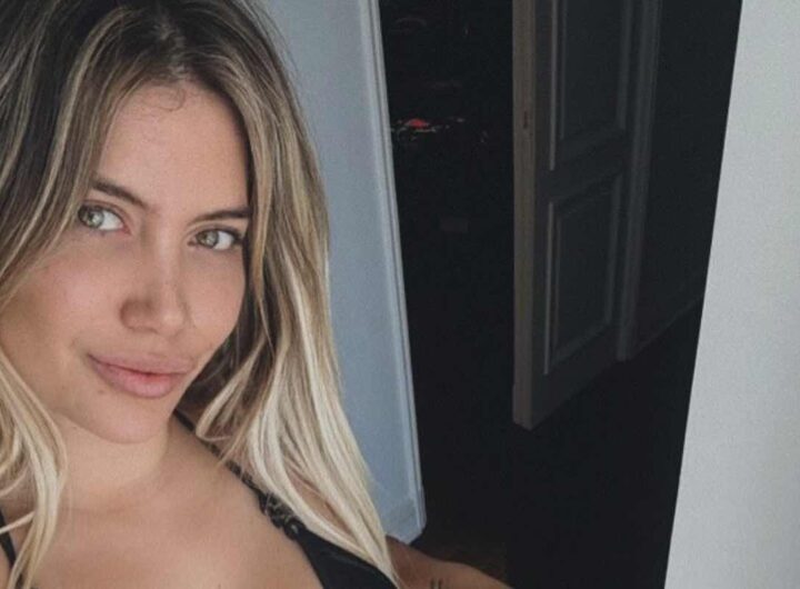 Wanda Nara selfie in bikini