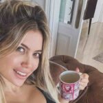 Wanda Nara sorseggia una bevanda