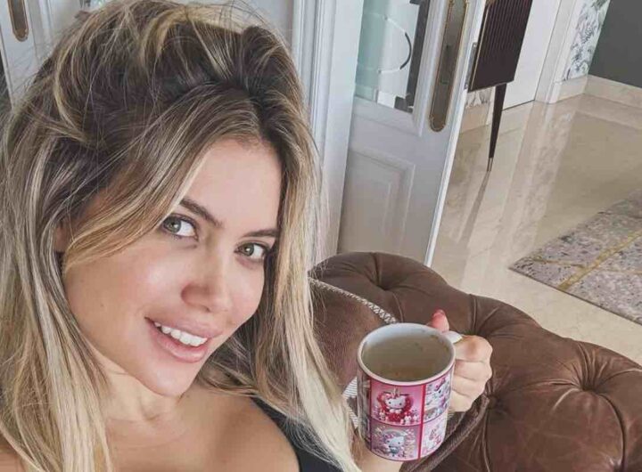 Wanda Nara sorseggia una bevanda