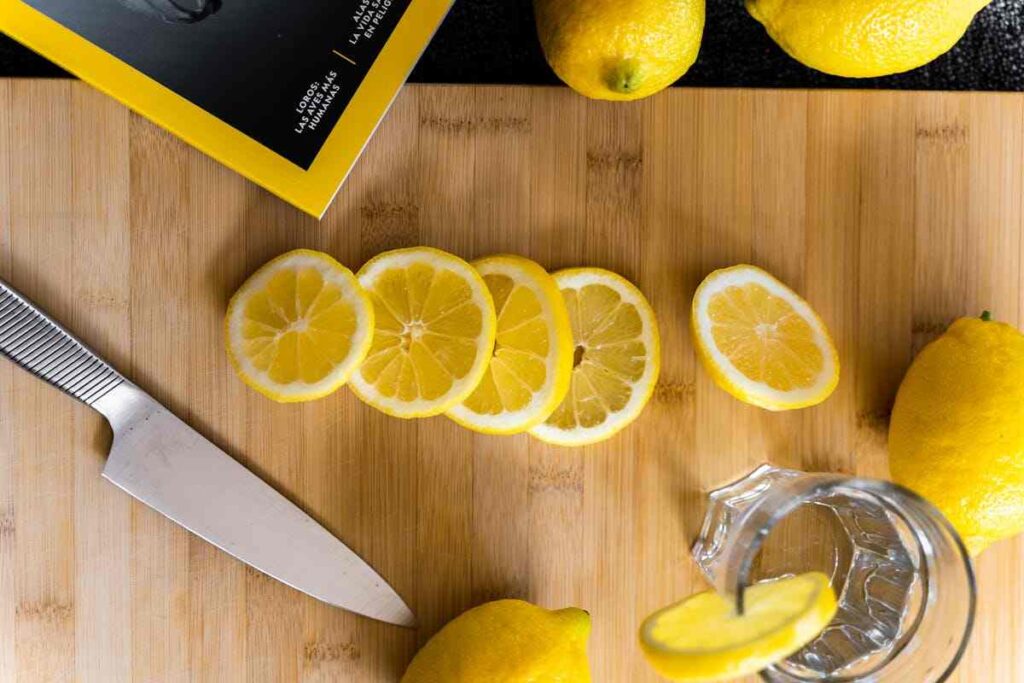 acqua e limone su un tagliere