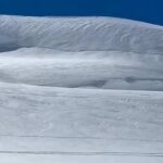 L'aereo che sfiora gli sciatori sul Monte Rosa