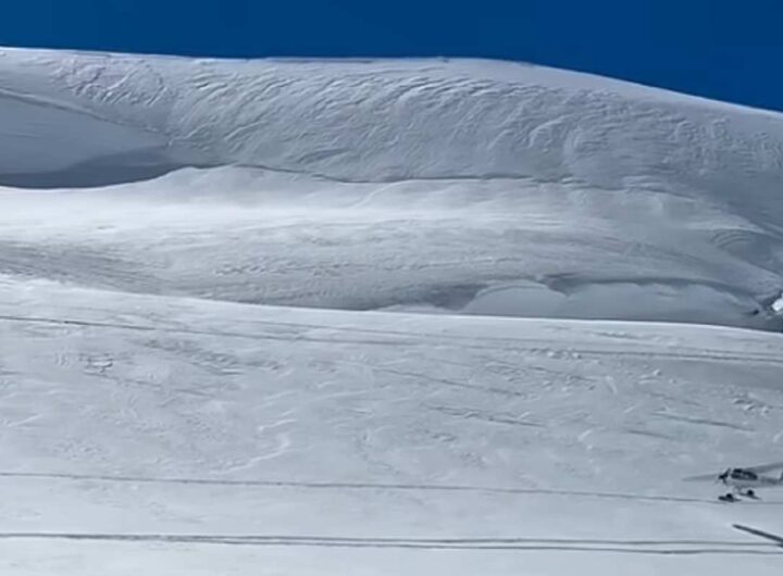 L'aereo che sfiora gli sciatori sul Monte Rosa