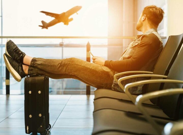 una persona in attesa all'aeroporto