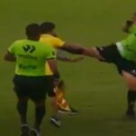 L'arbitro stende l'invasore di campo con un calcio al petto