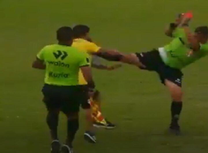 L'arbitro stende l'invasore di campo con un calcio al petto