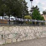 Uno dei due striscioni fascisti apparsi ad Ascoli