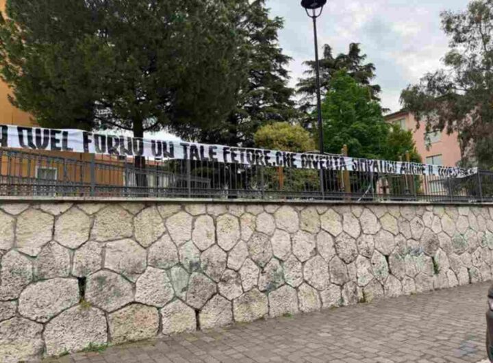 Uno dei due striscioni fascisti apparsi ad Ascoli