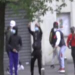 Un gruppo di maranza durante un'aggressione